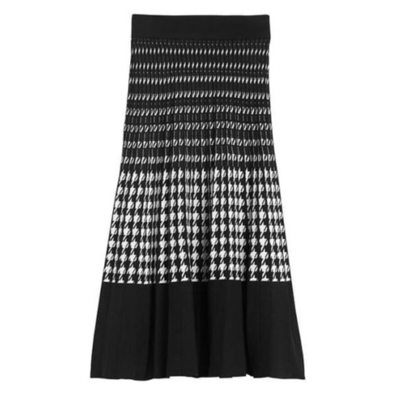 Banana Republic Houndstooth Pleated Knit Skirt - Picture 2 of 10